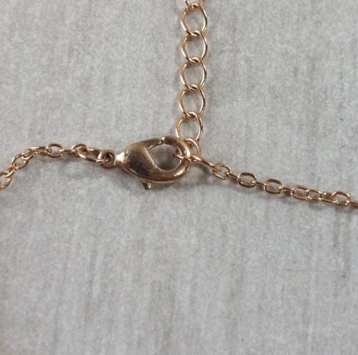 Collier en métal doré, décor strass