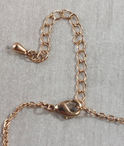 Collier en métal doré, décor strass