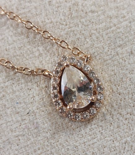 Collier en métal doré, décor strass