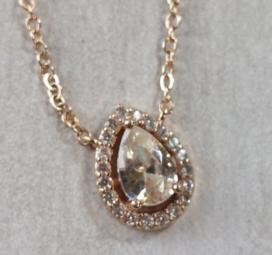 Collier en métal doré, décor strass