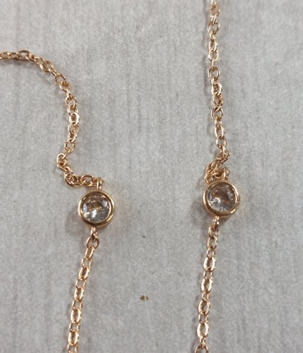 Collier en métal doré, décor strass