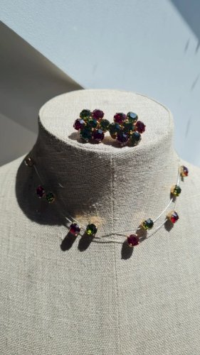 Collier et boucles doreilles signées Dominique . A - strass rouges et verts