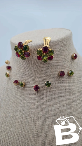 Collier et boucles doreilles signées Dominique . A - strass rouges et verts
