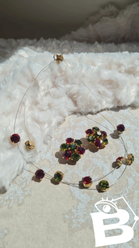 Collier et boucles doreilles signées Dominique . A - strass rouges et verts