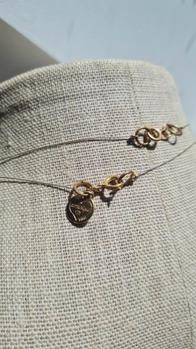 Collier et boucles doreilles signées Dominique . A - strass rouges et verts