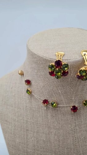 Collier et boucles doreilles signées Dominique . A - strass rouges et verts