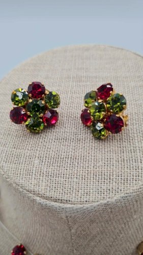 Collier et boucles doreilles signées Dominique . A - strass rouges et verts