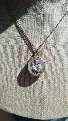 collier et pendentif ancien en laiton et alu saint Christophe et un ange