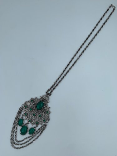 COLLIER FANATAISIE STYLE ORIENTALE ALLIAGE GRIS OXYDES VERTS 66 GRAMMES  W553