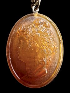 Collier pendentif fin 19e Camee à L’antique Couleur Ambre Piece Unique Femme