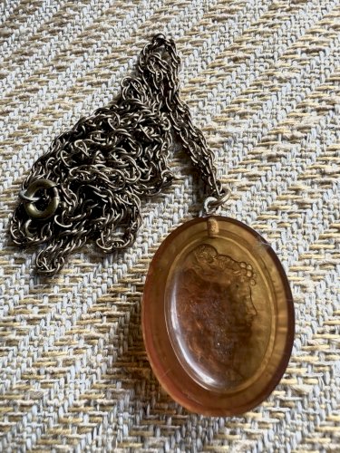 Collier pendentif fin 19e Camee à L’antique Couleur Ambre Piece Unique Femme