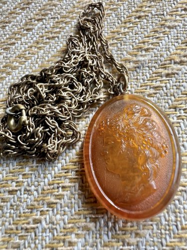 Collier pendentif fin 19e Camee à L’antique Couleur Ambre Piece Unique Femme