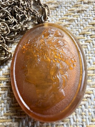 Collier pendentif fin 19e Camee à L’antique Couleur Ambre Piece Unique Femme