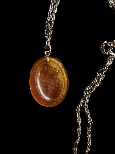 Collier pendentif fin 19e Camee à L’antique Couleur Ambre Piece Unique Femme