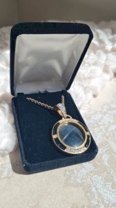 Collier pendentif loupe avec strass dans sa boite