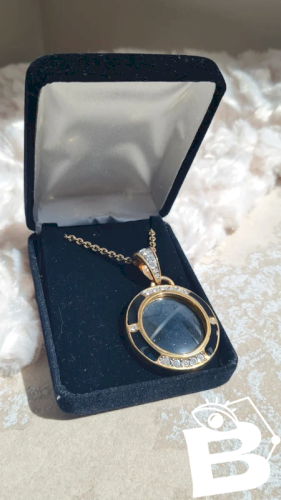 Collier pendentif loupe avec strass dans sa boite