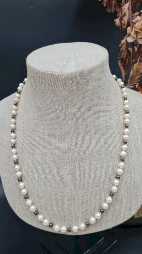 Collier -ras de cou- fermoir en or têtes d aigles et en fausse perles