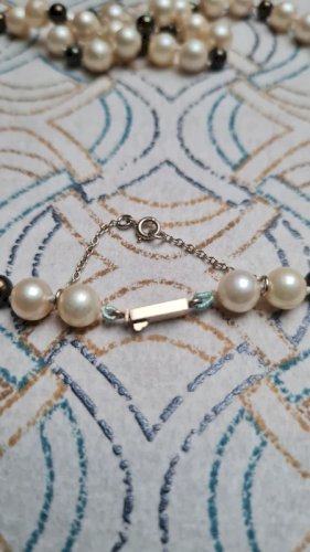 Collier -ras de cou- fermoir en or têtes d aigles et en fausse perles