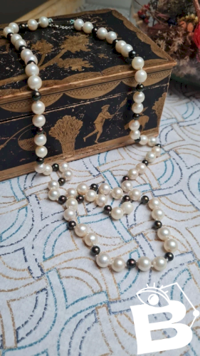 Collier -ras de cou- fermoir en or têtes d aigles et en fausse perles