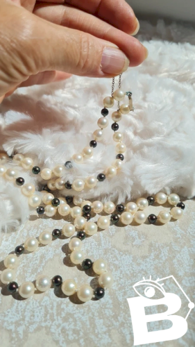 Collier -ras de cou- fermoir en or têtes d aigles et en fausse perles