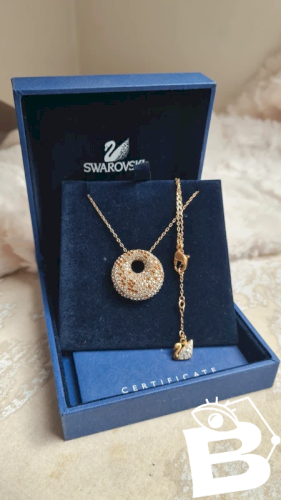 Collier Swarovski : cristaux champagne dans sa boite