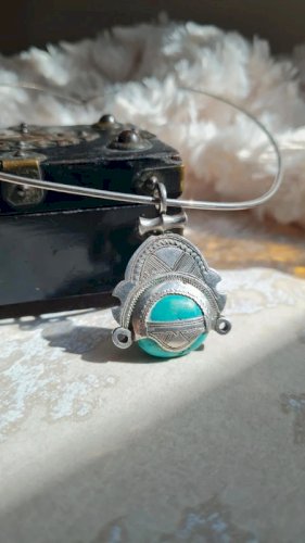 Collier touareg bijou de prestigetraditionnel en argent et une pierre deturquoise