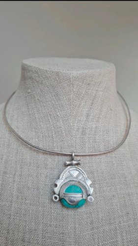 Collier touareg bijou de prestigetraditionnel en argent et une pierre deturquoise