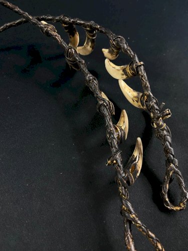 Collier tribal dents cochon sanglier parure rituelle Papouasie Nouvelle Guinée