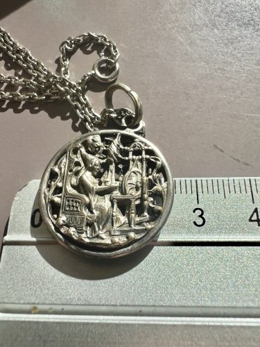 Collier vintage pendentif double face, médiéval fileuse, château fort rétro