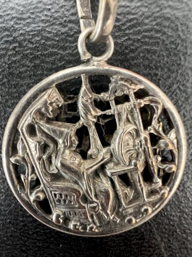 Collier vintage pendentif double face, médiéval fileuse, château fort rétro