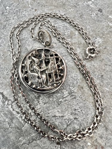 Collier vintage pendentif double face, médiéval fileuse, château fort rétro