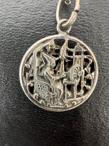 Collier vintage pendentif double face, médiéval fileuse, château fort rétro