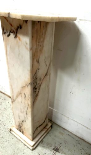 Colonne de présentation en marbre veiné XX siècle