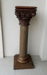 Colonne en bois sculpté