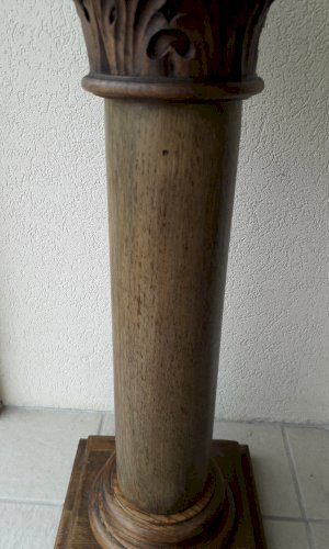Colonne en bois sculpté