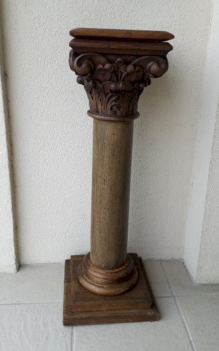 Colonne en bois sculpté