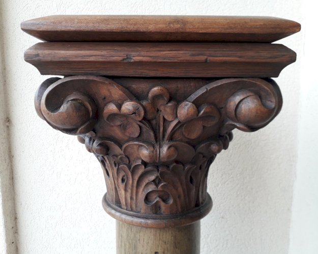 Colonne en bois sculpté