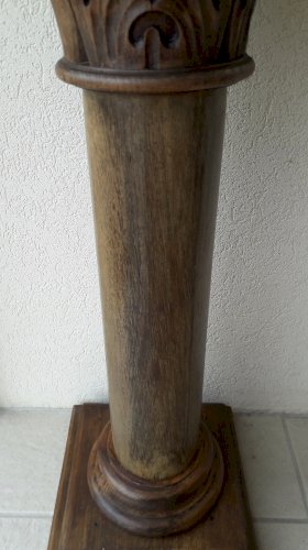 Colonne en bois sculpté