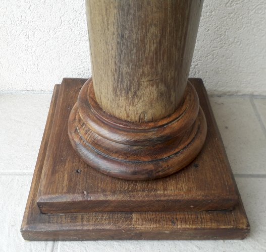 Colonne en bois sculpté