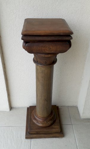 Colonne en bois sculpté