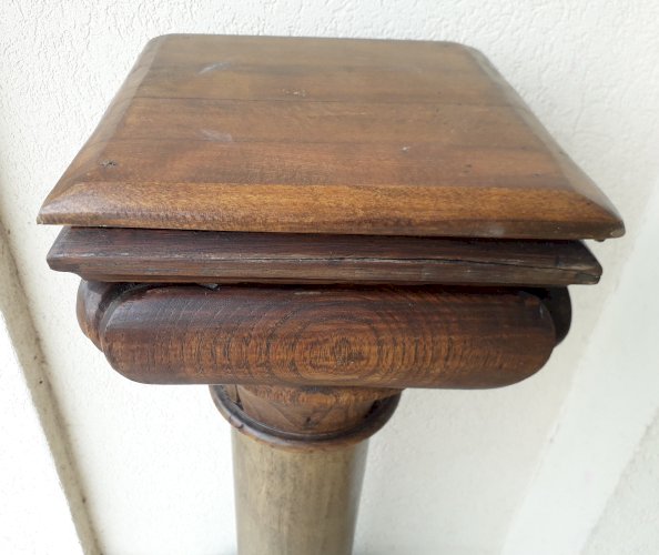 Colonne en bois sculpté
