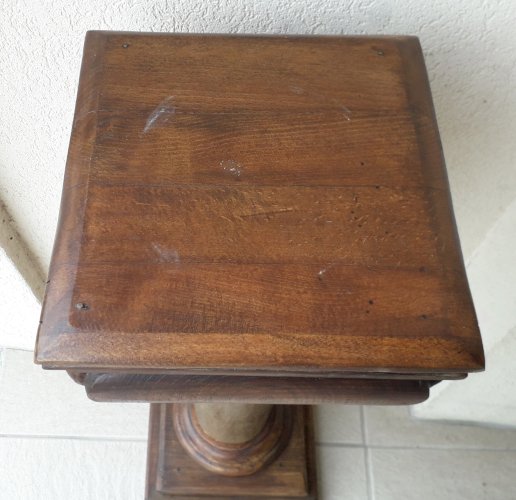 Colonne en bois sculpté