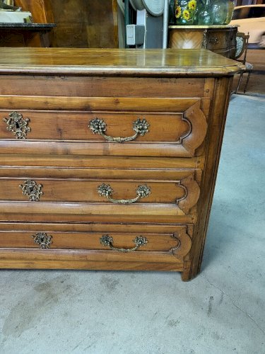 COMMODE 3 TIROIRS EN MERISIER DU XVII ème SIECLE