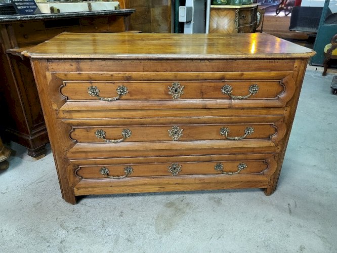 COMMODE 3 TIROIRS EN MERISIER DU XVII ème SIECLE