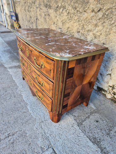 COMMODE 3 TIROIRS LOUIS XV EN MARQUETERIE ET BRONZE PLATEAU MARBRE