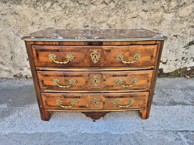 COMMODE 3 TIROIRS LOUIS XV EN MARQUETERIE ET BRONZE PLATEAU MARBRE