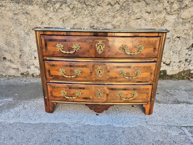 COMMODE 3 TIROIRS LOUIS XV EN MARQUETERIE ET BRONZE PLATEAU MARBRE