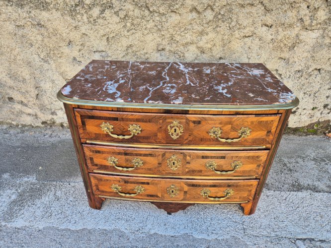 COMMODE 3 TIROIRS LOUIS XV EN MARQUETERIE ET BRONZE PLATEAU MARBRE