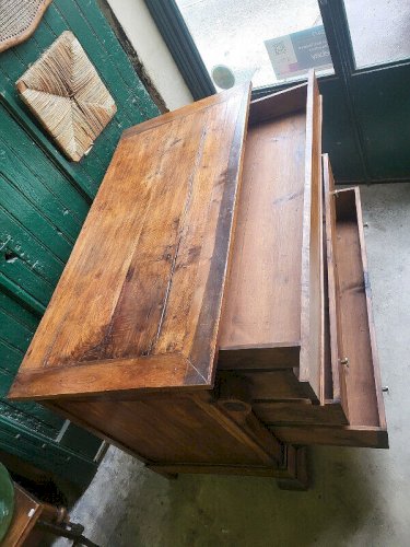 COMMODE A CROSSE EN NOYER AVEC 4 TIROIRS ET UN PLATEAU BOIS DU XIX ème SIECLE