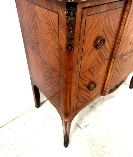 Commode a ressaut de style Transtion en bois marqueté XX siècle